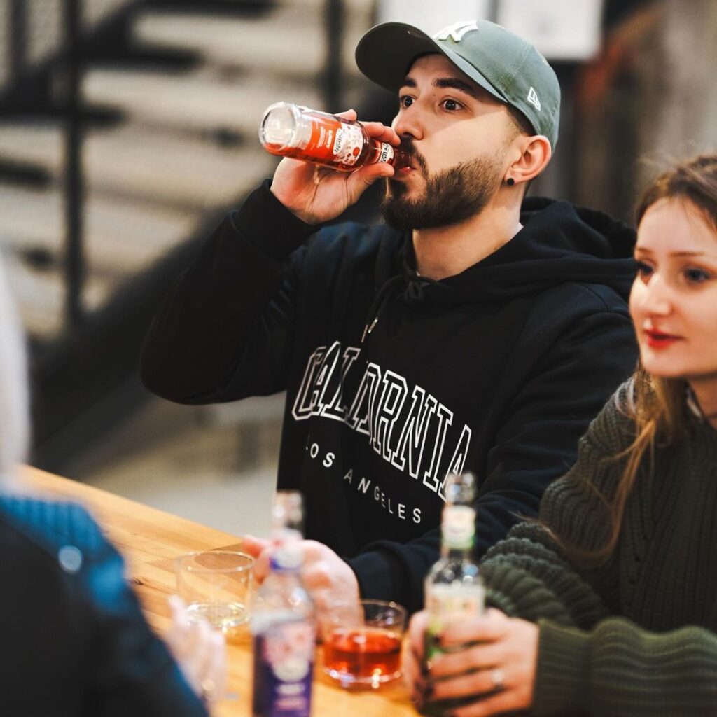 homme qui boit un mocktail Sipsty